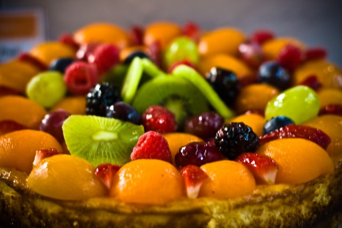 File:Fruit tart with kiwi, peach, and raspberry.jpg - Wikimedia Commons